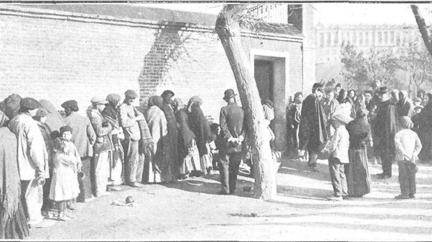 Cola formada por pobres en la puerta del Asilo de Lavanderas esperando recibir alimento, fotografía de Campúa en Nuevo Mundo (1905)