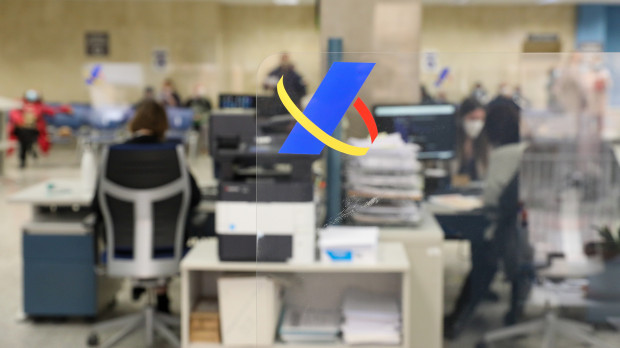 Los contribuyentes podrán empezar a solicitar desde este jueves, 25 de mayo, su cita previa para la atención presencial de la declaración de la Renta correspondiente al año 2022, aunque será el día 1 de junio cuando la Agencia Tributaria comenzará a asistir a los ciudadanos en sus oficinas para la confección y presentación de los documentos. Además de la presentación por internet a través de la página de la agencia y de la aplicación móvil, los contribuyentes menos habituados a las nuevas tecnologías que requieran asistencia personalizada tienen también este año a su disposición desde principios de mayo el plan 'Le Llamamos', una alternativa a la asistencia presencial en oficinas. El plazo de presentación de declaraciones finalizará el 30 de junio para declaraciones tanto a ingresar como a devolver, si bien el plazo en las declaraciones a ingresar con domiciliación bancaria concluirá el 27 de junio. Las solicitudes de cita previa, tanto para la atención telefónica como presencial finalizará el 29 de junio. Está previsto que en esta campaña del IRPF se presenten un total de 22.899.000 declaraciones, un 3,4% más que el año anterior. De ese total, se prevé que den derecho a devolución un 60% de ellas --13.600.000, un 2% menos-- por un importe estimado de 9.946 millones de euros. En total, la Agencia Tributaria prevé ingresar 16.448 millones de euros, un 5,6% más respecto al ejercicio anterior, mientras que el importe a devolver caerá un 2,4%, hasta los 9.946 millones. CÓMO SOLICITAR EL PLAN 'LE LLAMAMOS' En esta campaña, los contribuyentes vuelven a tener a su disposición el plan 'Le Llamamos' para confección de declaraciones por teléfono. Este Plan arrancó el pasado 5 de mayo, con servicio hasta el final de la campaña, de manera que los contribuyentes menos habituados a las nuevas tecnologías que requieran asistencia personalizada volverán a contar con una potente alternativa a la asistencia presencial en oficinas, pudiendo acelerar la presentación y, con ello, la eventual devolución que corresponda. Una vez que el contribuyente pide cita --se recomienda la solicitud por internet o mediante servicio automático en el 91 535 73 26, o en el 901 12 12 24-- y elige horario de mañana o de tarde, el sistema le propone un día y una hora en la que recibirá la llamada de la Agencia Tributaria. "En favor de la propia agilidad del servicio, resulta muy conveniente que el contribuyente tenga disponible la información y documentación necesaria para realizar la declaración cuando le llame la Agencia", aconsejan desde el organismo.