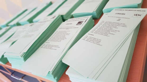 Papeletas en un colegio electoral de Córdoba.