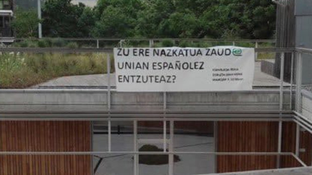 La pancarta denunciada por Hablamos Español