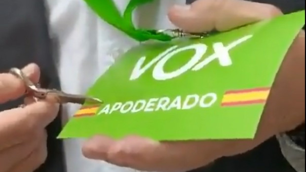 Un apoderado de Vox recorta la bandera de España de su acreditación
