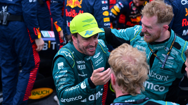 Fernando Alonso celebra con su equipo el segundo puesto conseguido en Mónaco