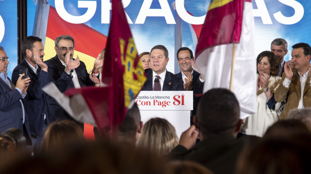 TOLEDO (CASTILLA-LA MANCHA), 29/05/2023.- Emiliano García-Page ha logrado revalidar como presidente de Castilla-La Mancha y mantiene la mayoría absoluta para el PSOE en esta comunidad autónoma, la única que se mantiene en un escenario de victoria del PP a pocos meses de las elecciones generales. EFE/ Ismael Herrero