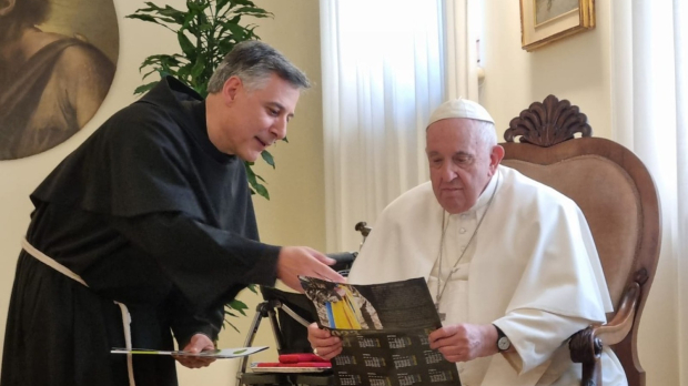 Enzo Fortunato con el Papa Francisco
