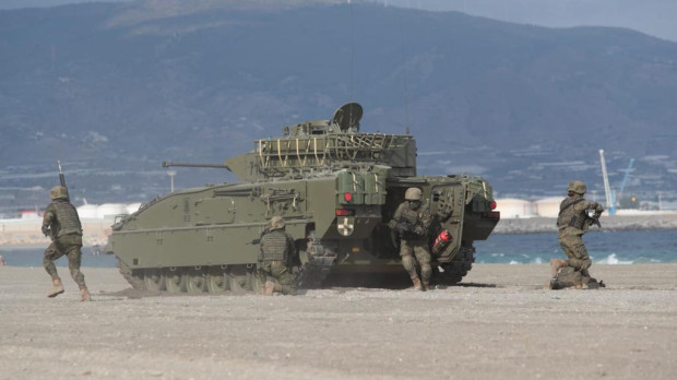 Demostración de vehículos de combate del Ejército de Tierra en la playa