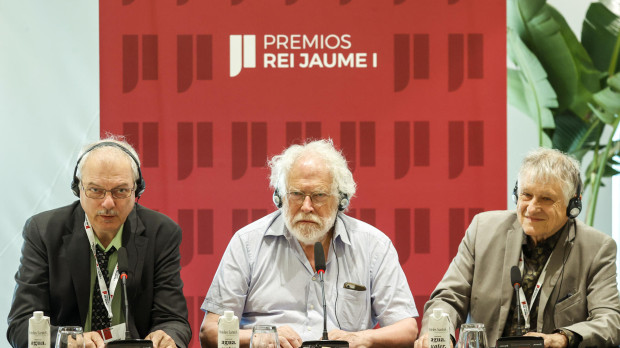 Los Premios Nobel de Física 2022, Anton Zeilinger (c) , Química 2022, Morten Meldan (i) , y Física 1985, Klaus Von Klitzing (d)