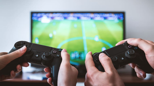 Una pareja juega a un videojuego