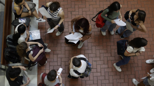 Un grupo de estudiantes esperan para entrar en las aulas de la Universidad Pompeu Fabra para realizar la Selectividad