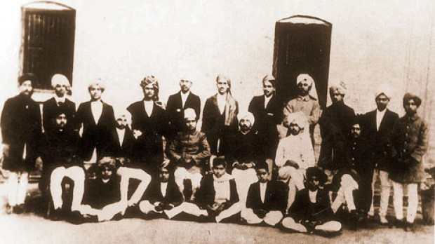 Fotografía del personal y de los estudiantes del Colegio Nacional, Lahore, fundado en 1921 por Lala Lajpat Rai