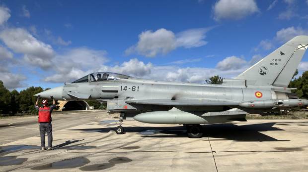 El Eurofighter se pone en marcha lentamente, sale del refugio y se dispone a salir a la pista