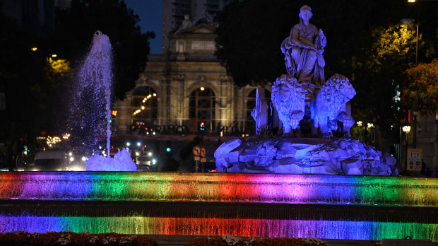 Vista de la fuente y el Palacio de Cibeles con los colores de la bandera LGTB en 2022