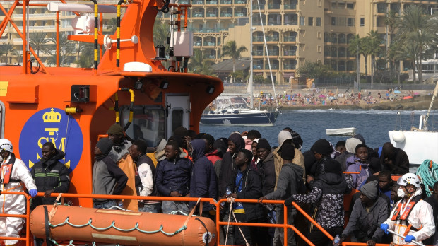 Un barco de Salvamento Marítimo con casi un centenar de migrantes llega a Canarias el pasado mes de febrero