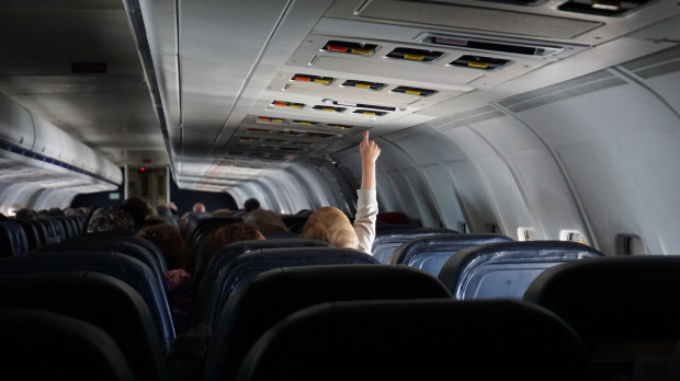 Un bebé en un avión