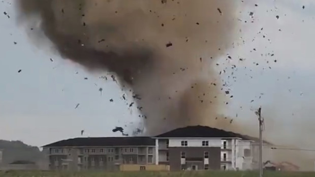 Una imagen del devastador tornado que ha arrasado dos localidades en Indiana, Estados Unidos
