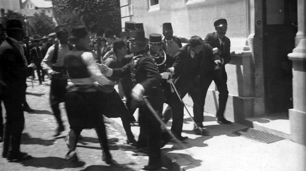 Fotografía del momento de la captura de Gavrilo Princip tras el magnicidio