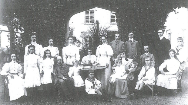 Roberto I de Parma con su segunda esposa, María Antonia de Portugal y diecisiete de sus hijos en 1906
