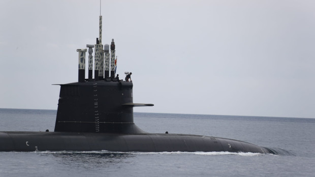 El submarino S-81 Isaac Peral efectúa pruebas de navegación en la playa de Indio Chico, en Cartagena