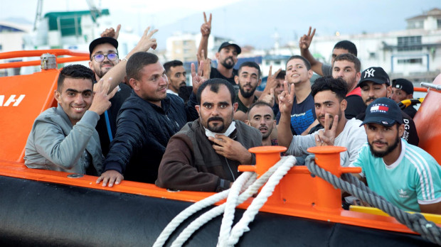 Inmigrantes rescatadas por Salvamento Marítimo,a su llegada al Puerto de Motril (Granada)
