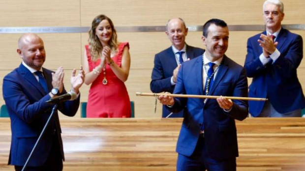 Vicente Mompó, con la vara de mando tras ser investido presidente de la Diputación de Valencia.