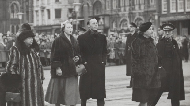 El general Henri Koot en Ámsterdam junto a los miembros de la familia real, 22 de diciembre de 1956. De izquierda a derecha, la princesa Guillermina, la princesa Beatriz, el príncipe Bernardo, la reina Juliana y Henri Koot