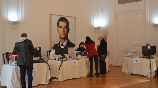 Españoles que viven en el extranjero acuden a votar en la Embajada Española en Argentina, a 18 de julio de 2023, en Buenos Aires (Argentina). Los españoles que residen en el extranjero podrán votar de forma presencial en el centro que se habilite en ese país entre el 15 y el 20 de julio o enviar su voto por correo hasta el 20 de julio. 19 JULIO 2023; Mario Poliak / Europa Press 19/7/2023