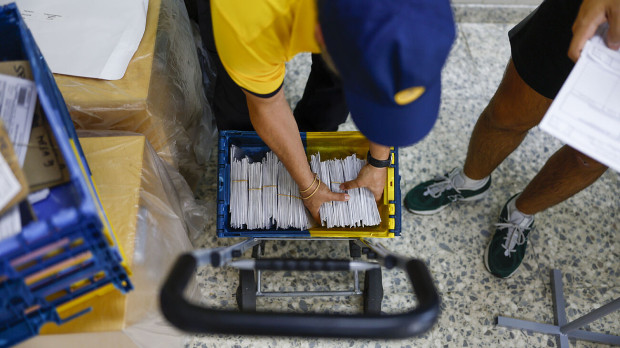 Un cartero entrega votos en el colegio Cristo Rey en Madrid. El voto por correo ha batido récord en esta cita electoral.