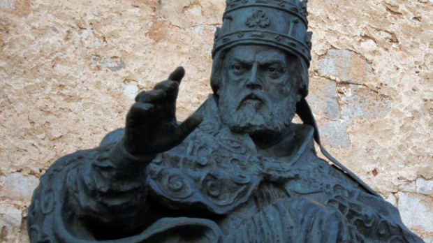 Escultura de Benedicto XIII en Peñíscola por Sergio Blanco Rivas
