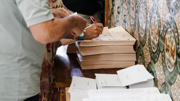 Un hombre recoge las papeletas para votar, el pasado 23 de julio