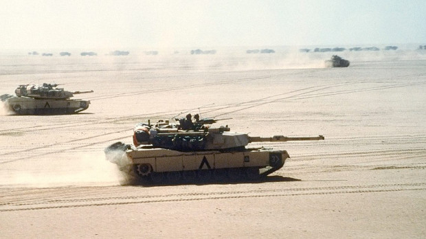 Tanques estadounidenses M1 Abrams avanzan durante la operación Tormenta del Desierto de la Guerra del Golfo de 1991