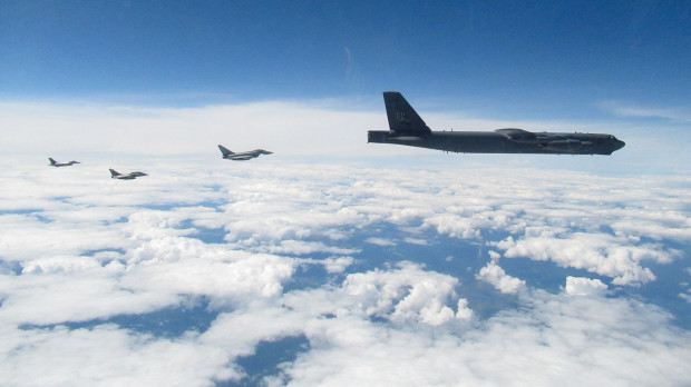 Tres Eurofighter de la Royal Air Force interceptan a un B-52 en el Báltico