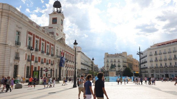 Visa de la Puerta del Sol desde el lateral izquierdo de la plaza