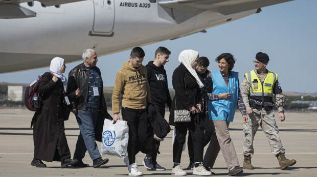 Llegada de refugiados sirios afectados por el terremoto de Turquía, a su llegada a la base aérea de Torrejón de Ardoz (Madrid).