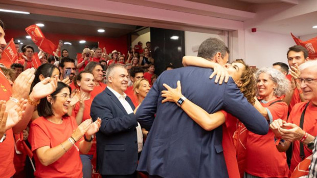 Pedro Sánchez a su llegada a Ferraz tras el debate, con Santos Cerdán aplaudiendo