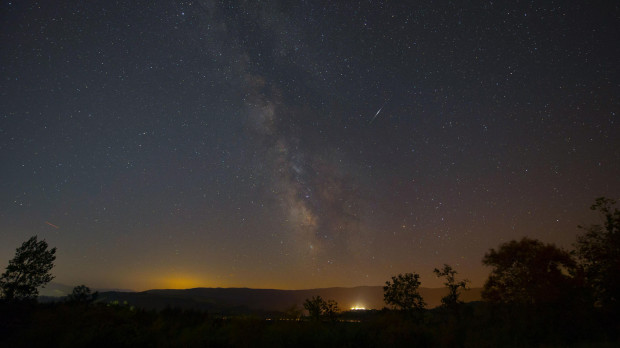 Un satélite artificial pasa junto a la Vía Láctea, anoche en la localidad cántabra de La Hayuela
