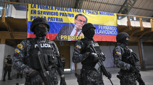 Policías hacen guardia durante el homenaje al asesinado candidato presidencial ecuatoriano Fernando Villavicencio