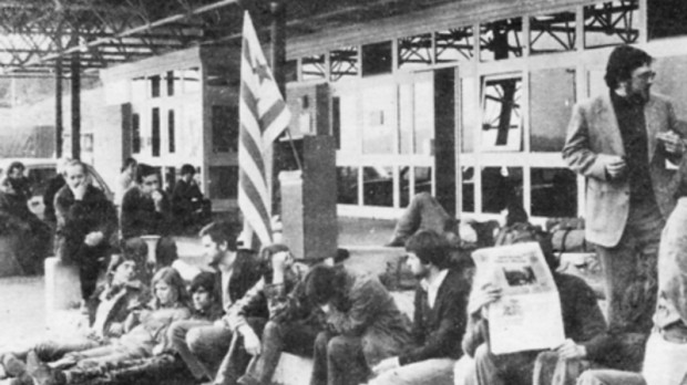 Simpatizantes de Manuel Viusà retenidos en la frontera. A la derecha, Jaume Martínez Vendrell y Josep M. Batista Roca