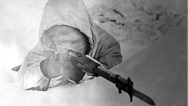 Simo Häyhä apunta con su rifle desde su posición de francotirador