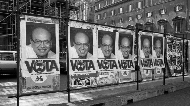 Carteles electorales del PSI con un retrato de Bettino Craxi