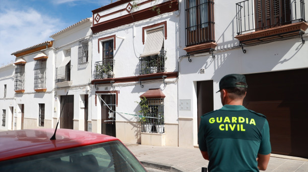 Fachada de la vivienda en Osuna donde el pasado martes aparecieron los cadáveres de un hombre y una mujer en avanzado estado de descomposición.