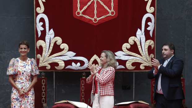 María Chivite (i) es aplaudida por la vicepresidenta Calviño (c) y el presidente del Parlamento de Navarra, Unai Hualde (d).