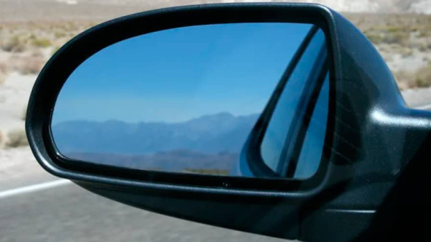 Este retrovisor estaría mal regulado, se ve demasiado cielo