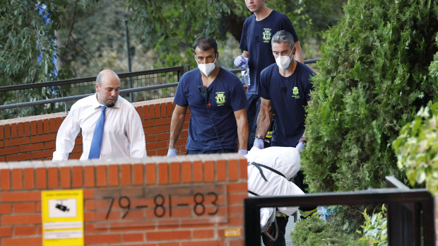 La Policía Nacional trasladando los cadáveres hallados en una vivienda de Moratalaz