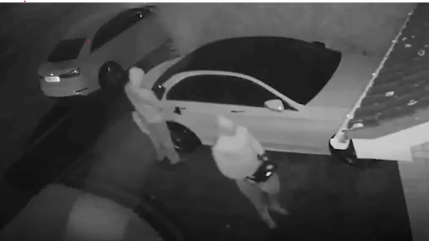 Dos hacker con dos ordenadores portátiles, suficiente para llevarse el coche