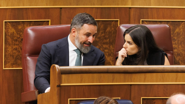 El líder de Vox, Santiago Abascal, y la nueva portavoz de Vox en el Congreso, Pepa Millán, durante la Sesión Constitutiva de la XV Legislatura en el Congreso de los Diputados