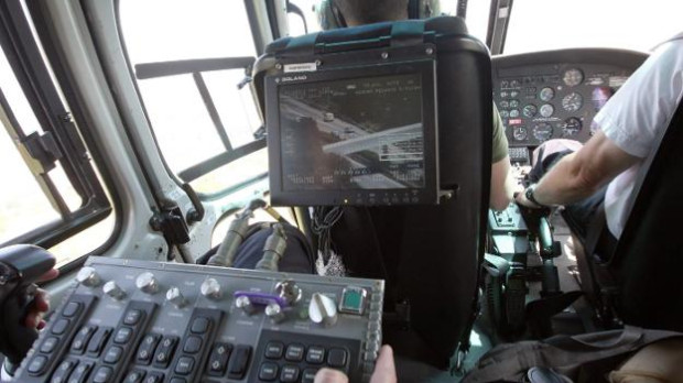 El operador de cámara se sienta siempre tras el piloto y van en constante comunicación