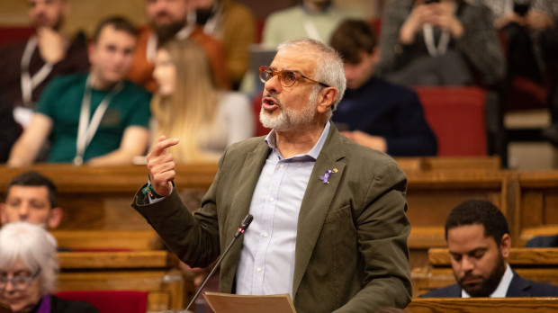 El líder de Cs en el Parlament, Carlos Carrizosa, interviene durante una sesión plenaria en el Parlament, a 24 de enero de 2023, en Barcelona, Catalunya (España). El Pleno del Parlament ha debatido hoy cuestiones como el acoso escolar en los centros del sistema público, las medidas adoptadas en relación con los sectores afectados por la sequía y las políticas de vivienda de alquiler social, entre otros temas. 09 MARZO 2023;BARCELONA;CATALUNYA;PLENO PARLAMENT;SEQUIA;ACOSO ESCOLAR Kike Rincón / Europa Press (Foto de ARCHIVO) 09/3/2023