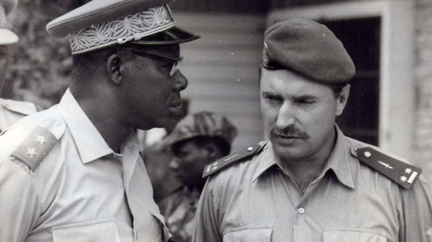 El mercenario francés Bob Denard (Gilbert Bourgeaud) junto al futuro dictador de la República Democrática del Congo