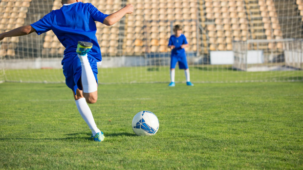 Dos niños juegan al fútbol
