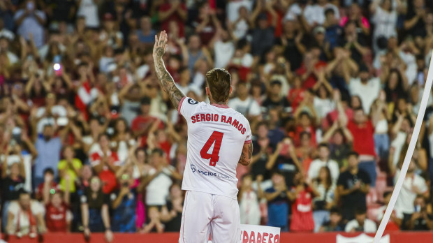 El central Sergio Ramos en su presentación como nuevo jugador del Sevilla FC en el estadio Ramón Sánchez Pizjúan de Sevilla