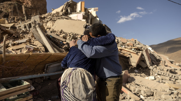 Miembros de una familia lloran la pérdida de sus seres queridos en Marruecos
